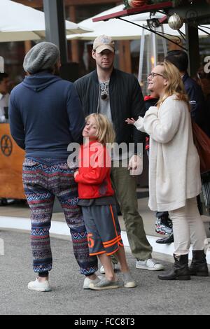 Ike Barinholtz shopping presso il boschetto con: Ike Barinholtz dove: Los Angeles, California, Stati Uniti quando: 21 Dic 2015 Foto Stock