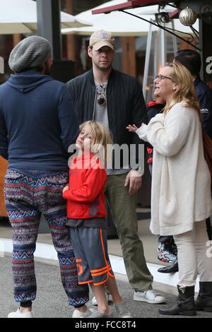 Ike Barinholtz shopping presso il boschetto con: Ike Barinholtz dove: Los Angeles, California, Stati Uniti quando: 21 Dic 2015 Foto Stock