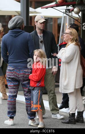 Ike Barinholtz shopping presso il boschetto con: Ike Barinholtz dove: Los Angeles, California, Stati Uniti quando: 21 Dic 2015 Foto Stock