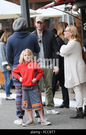 Ike Barinholtz shopping presso il boschetto con: Ike Barinholtz dove: Los Angeles, California, Stati Uniti quando: 21 Dic 2015 Foto Stock