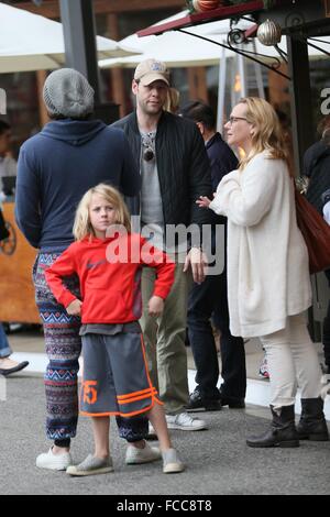 Ike Barinholtz shopping presso il boschetto con: Ike Barinholtz dove: Los Angeles, California, Stati Uniti quando: 21 Dic 2015 Foto Stock