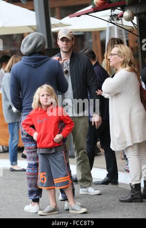 Ike Barinholtz shopping presso il boschetto con: Ike Barinholtz dove: Los Angeles, California, Stati Uniti quando: 21 Dic 2015 Foto Stock