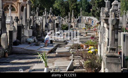 Tombe e i visitatori si vede a Palma de Mallorca cimitero durante la celebrazione di una giornata di festa religiosa in Spagna Foto Stock