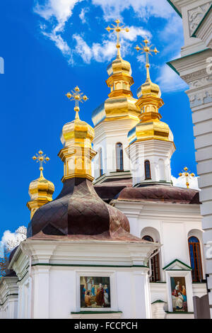 Croci ornate cupole d'Oro Chiesa nascita Vergine Santissima Assunta Pechrsk Lavra Cattedrale ucraina di Kiev. Foto Stock