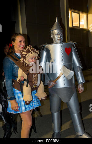 Dorothy e lo stagno Man. Sfilata di anime perdute Festival 2014, Unità Commerciali di vicinato, Vancouver, British Columbia, Canada Foto Stock