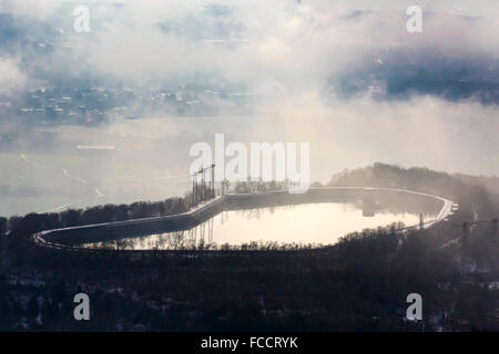 Vista aerea, pompato storage power pianta con serbatoi di stoccaggio sul Hengsteysee, Koepchenwerk, inverno, la neve, batteria ecologica, Foto Stock