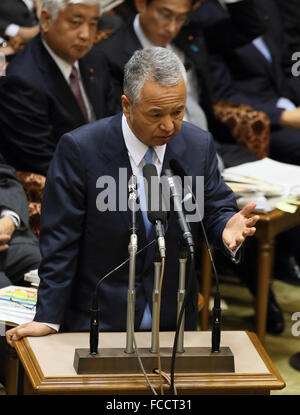 Giapponese rivitalizzazione economica Ministro Akira Amari risponde alle domande durante il comitato di audit sessione della casa superiore alla Dieta Nazionale a Tokyo in Giappone il 21 Gen 2016. © Motoo Naka/AFLO/Alamy Live News Foto Stock