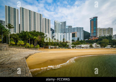 Grattacieli e spiaggia di Repulse Bay, a Hong Kong, Hong Kong. Foto Stock