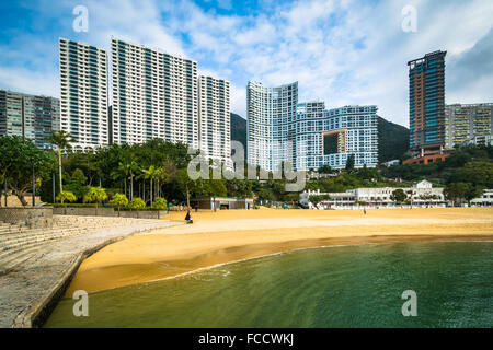 Grattacieli e spiaggia di Repulse Bay, a Hong Kong, Hong Kong. Foto Stock