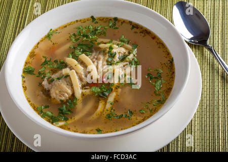 Zuppa di pollo con tagliatelle in ciotola bianco Foto Stock