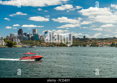 Sydney, Australia - 09 Novembre 2015: Sydney water taxi boat attraversando la baia con lo skyline della città in background Foto Stock