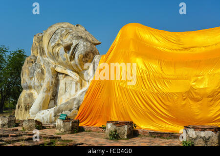 Gigante Buddha reclinato in Wat Lokayasutharam - Ayutthaya, Thailandia Foto Stock