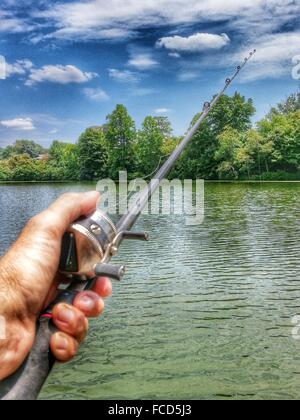 Giovane uomo la pesca in fiume