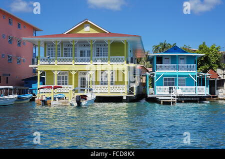 Tipica dei Caraibi case coloniali oltre l'acqua con imbarcazioni al dock, Panama, America Centrale Foto Stock