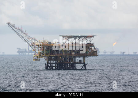 Piattaforma petrolifera al largo delle coste del Brunei Darussalam, nel Mare della Cina del Sud. Molti di più impianti di trivellazione offshore in background. Foto Stock