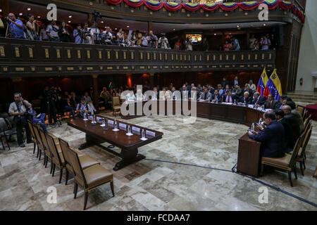 (160122) -- CARACAS, 22 gennaio 2016 (Xinhua) -- deputati soggiorno in Venezuela del gruppo nazionale dopo che il governo ha annullato l' audizione di Caracas, Venezuela, a gennaio 21, 2016. Ministri venezuelani dell'area economica ha deciso giovedì di non comparire dinanzi all'Assemblea nazionale dove erano attese per spiegare l'importanza dell'Economica Decreto di emergenza. Venezuela del Vice Presidente Aristobulo Isturiz detto il rifiuto dei membri del gabinetto era motivato dall'insistenza del blocco di opposizione per discutere di questioni che comportano severi informazioni di stato. (Xinhua/Cristian Hernand Foto Stock