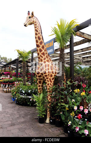 Grande scultura giraffa nel vivaio Foto Stock