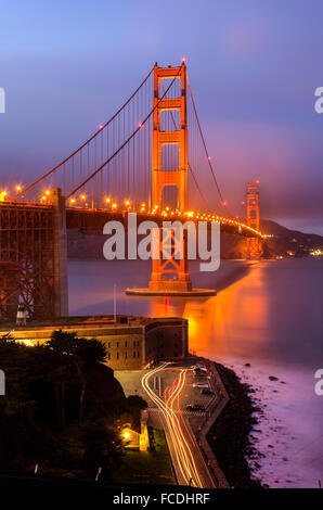 La celebre San Francisco Golden Gate Bridge in California, Stati Uniti d'America. Una lunga esposizione di Fort Point, la baia e Foto Stock
