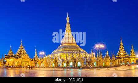 Yangon, Myanmar vista della Shwedagon pagoda di notte. Foto Stock