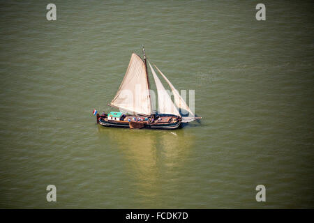 Paesi Bassi, Amsterdam, Durgerdam, tradizionale barca a vela sul lago chiamato IJmeer. Foto Stock