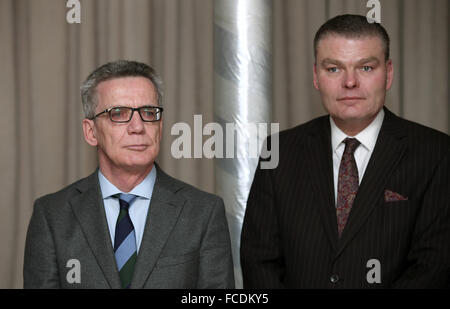 Wolmirstedt, Germania. Xxi gen, 2016. Thomas de Maizière (l, CDU), Ministro federale degli interni e il Ministro degli interni di Holger Stahlknecht (r, CDU) in occasione della conferenza dei ministri degli Interni della CDU/CSU in Wolmirstedt, Germania, 21 gennaio 2016. Foto: Ronny Hartmann/dpa/Alamy Live News Foto Stock