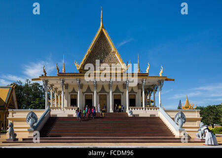 Scala verso il trono hall, Preah Tineang Tevea Vinichhay, Palazzo Reale di Phnom Penh, Cambogia Foto Stock