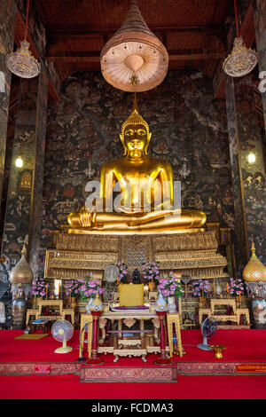 Phra Si Buddha Sakyamuni in Wihan Luang Hall, Wat Suthat tempio, altalena gigante, Phra Nakhon District, Bangkok, Thailandia Foto Stock