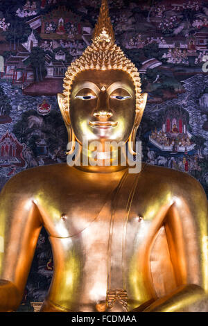 Phra Si Buddha Sakyamuni in Wihan Luang Hall, Wat Suthat tempio, altalena gigante, Phra Nakhon District, Bangkok, Thailandia Foto Stock