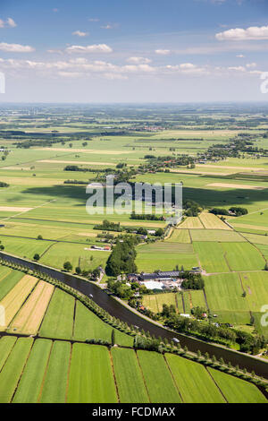 Paesi Bassi, Lexmond, terreni agricoli in polder. Yachts in Merwede canal. Antenna Foto Stock