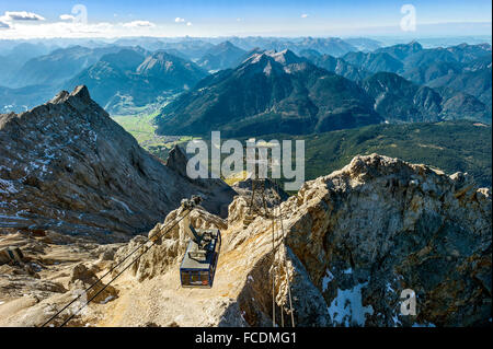 Zugspitzbahn tirolese gondola, vista dal Zugspitze, Mount Daniel delle Alpi Ammergau in Tirolo, sinistra Zugspitzeck, Wetterstein Foto Stock