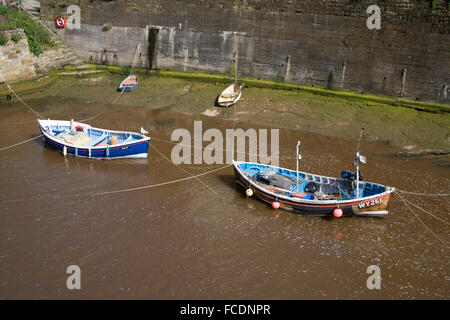 Barche da pesca ormeggiate nel fiume Staithes Yorkshire Foto Stock