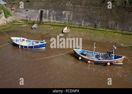 Barche da pesca ormeggiate nel fiume Staithes Yorkshire Foto Stock