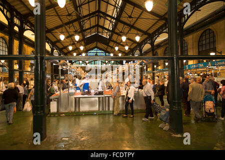 La gente lo shopping al tuo pescivendolo bancarelle all'interno storico mercato coperto edificio, Jerez de la Frontera, Spagna Foto Stock