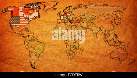 Organizzazione del Trattato del Nord Atlantico sulla vecchia vintage mappa del mondo con i confini nazionali Foto Stock