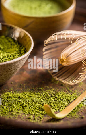 Polvere Fine tè verde Matcha con frusta e cucchiaio Foto Stock