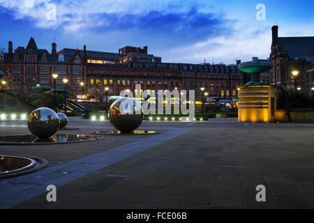 Sheffield Peace Gardens di notte Foto Stock