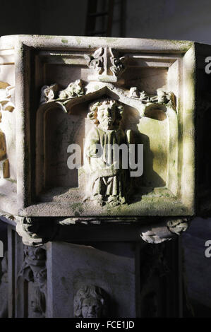 Particolare della pietra del 15 ° secolo con sculture degli apostoli, Chiesa di San Nicola, Buckenham, Norfolk Foto Stock