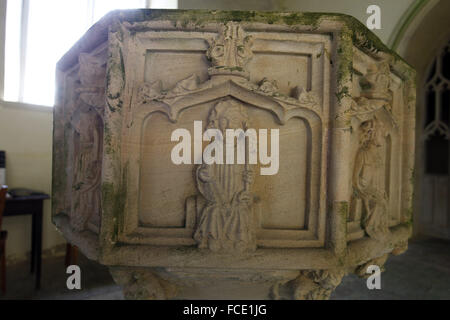 Particolare della pietra del 15 ° secolo con sculture degli apostoli, San Pietro, Chiesa di San Nicola, Buckenham Foto Stock