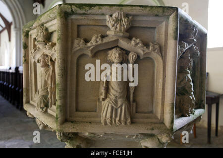 Particolare della pietra del 15 ° secolo con sculture degli apostoli, Chiesa di San Nicola, Buckenham Foto Stock