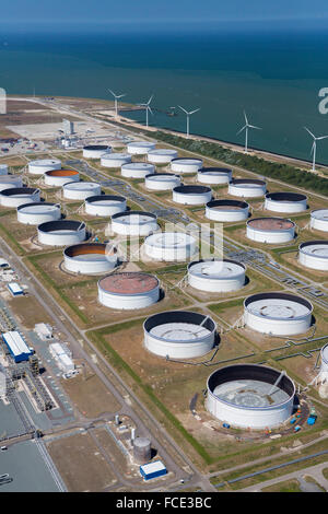 Paesi Bassi, Rotterdam, porto di Rotterdam. Maasvlakte II, due, olio di storage. Antenna Foto Stock