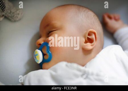 8 mesi bambino addormentato Foto Stock