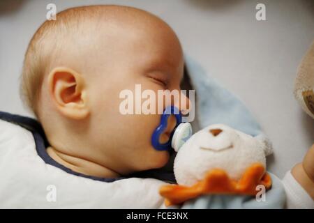 8 mesi bambino addormentato Foto Stock