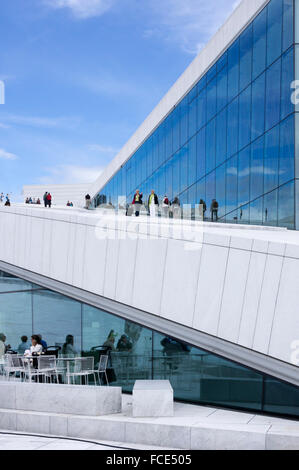 La gente che camminava sul tetto del Teatro dell'Opera di Oslo, Oslo, Norvegia Foto Stock