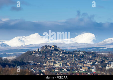 Il Castello di Stirling e montagne coperte di neve (Stuc un Chroin & Ben Vorlich), la città di Stirling, Scozia, Regno Unito Foto Stock