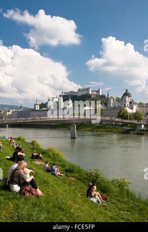 Il Footbridge Makartsteg attraverso il Fiume Salzach, la città vecchia e la Fortezza di Hohensalzburg, il centro storico della città di Salisburgo Foto Stock