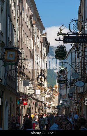 La Getreidegasse, il centro storico della città di Salisburgo, un sito Patrimonio Mondiale dell'UNESCO, Austria Foto Stock