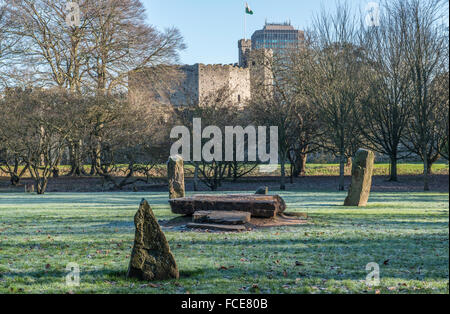 Il Castello di Cardiff tenere da Bute Park, Centro di Cardiff Galles del Sud, un chiaro e gelido inverno mattina mostra Gorsedd pietre Foto Stock