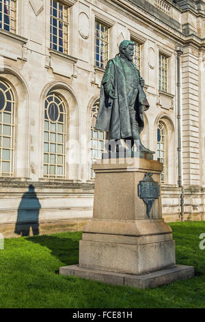 Statua di Gwilym Williams, giudice, a fianco del Cardiff Crown Court Galles del sud, da Sir William Goscombe John, fuori del bronzo Foto Stock