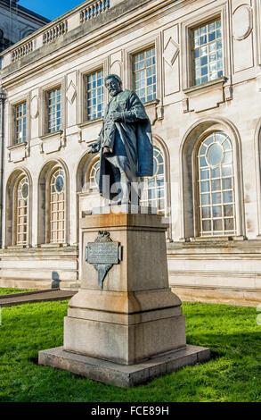 Statua di Gwilym Williams, giudice, a fianco del Cardiff Crown Court Galles del sud, da Sir William Goscombe John, fuori del bronzo Foto Stock