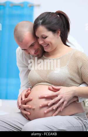 La donna incinta e il marito Foto Stock
